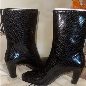 Zara Black Textured Heeled Boots